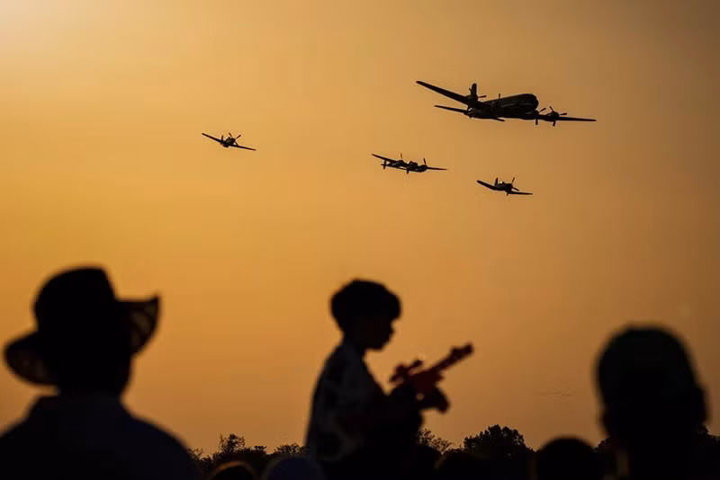 Một chiếc máy bay Douglas DC-6B dẫn đầu đội nhào lộn Flying Bulls Red Bull bay phía trên đường băng. chum-anh-trien-lam-hang-khong-quoc-te-bucharest-2025-014.jpg