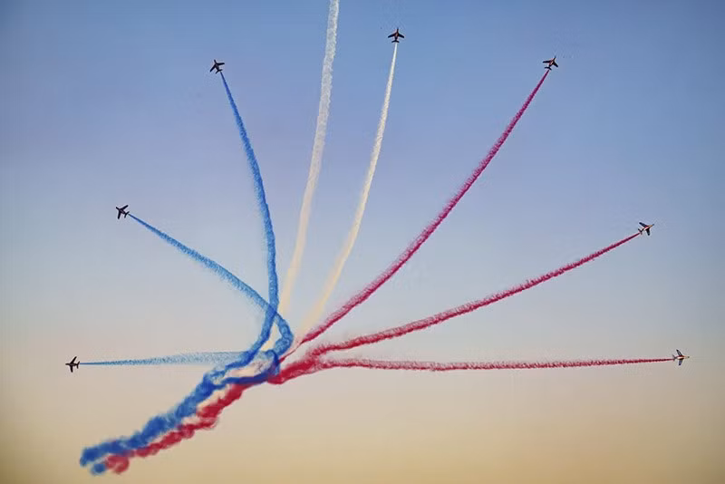 Các phi công của đội Patrouille de France (PAF), đơn vị nhào lộn chính xác của Không quân và Không gian Pháp. chum-anh-trien-lam-hang-khong-quoc-te-bucharest-2025-08.jpg