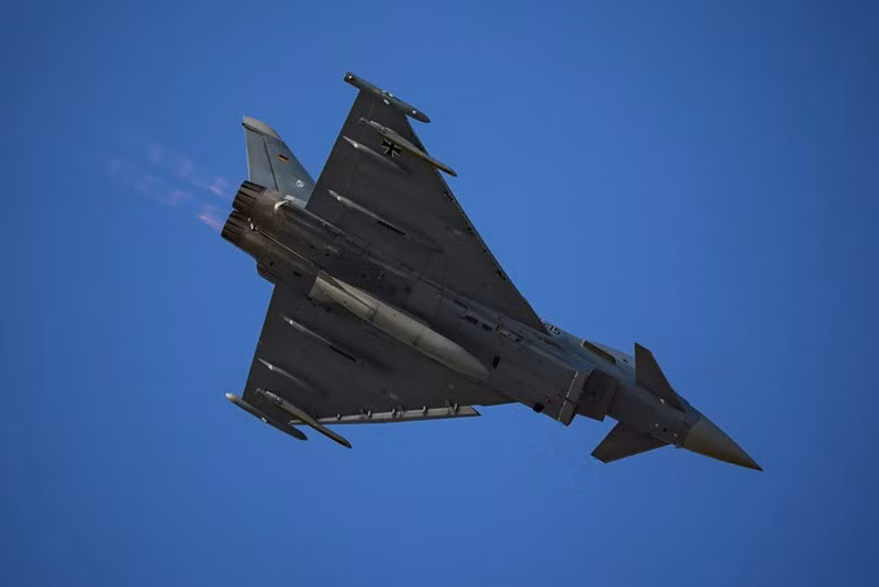 Một chiếc tiêm kích Eurofighter Typhoon của Không quân Đức bay phía trên đường băng tại sân bay Aurel Vlaicu. chum-anh-trien-lam-hang-khong-quoc-te-bucharest-2025-07.jpg