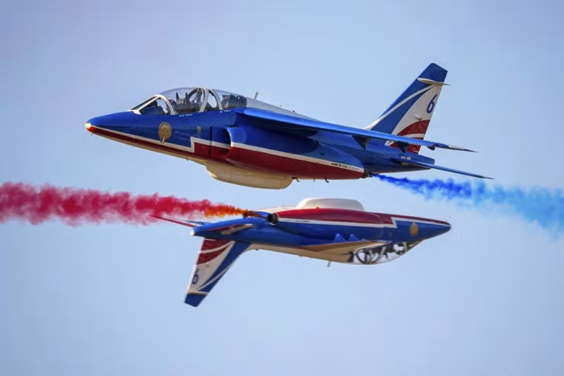 Các phi công của Patrouille de France (PAF), đơn vị nhào lộn chính xác của Không quân và Không gian Pháp, biểu diễn phía trên đường băng tại sân bay Aurel Vlaicu. chum-anh-trien-lam-hang-khong-quoc-te-bucharest-2025-03.jpg