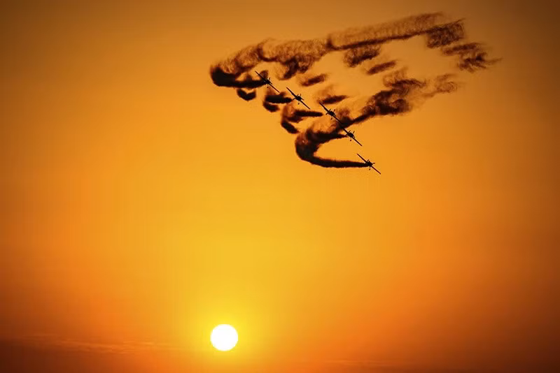 Các phi công của đội nhào lộn Hawks of Romania biểu diễn phía trên đường băng tại sân bay Aurel Vlaicu trong ngày đầu tiên của triển lãm hàng không quốc tế Bucharest, Romania. chum-anh-trien-lam-hang-khong-quoc-te-bucharest-2025-01.jpg