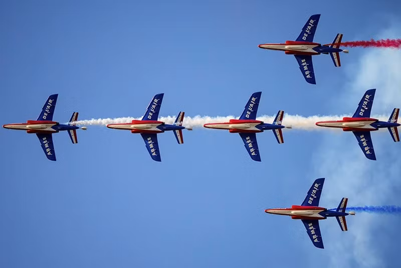 Các phi công của đội Patrouille de France (PAF), đơn vị nhào lộn chính xác của Không quân và Không gian Pháp. chum-anh-trien-lam-hang-khong-quoc-te-bucharest-2025-09.jpg