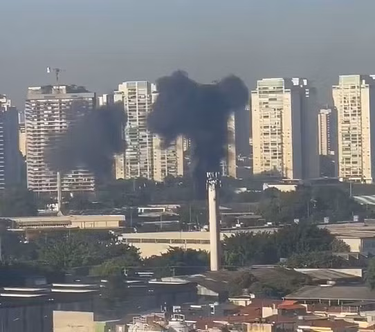 Theo báo cáo, máy bay đã rời sân bay Campo de Marte vào khoảng 7.15 sáng, bay về phía thành phố Porto Alegre. Chưa đầy 5 phút sau, máy bay đã cố gắng hạ cánh khẩn cấp trên phố và đâm vào xe buýt. hien-truong-vu-may-bay-dam-xe-buyt-gay-thuong-vong-4.jpg