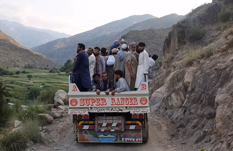Người dân Afghanistan di chuyển bằng xe để hỗ trợ các nạn nhân của trận động đất. Ảnh: Reuters chum-anh-chay-dua-cuu-ho-nan-nhan-dong-dat-o-afghanistan-017.jpg