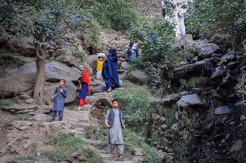 Một gia đình Afghanistan di chuyển đến nơi an toàn hơn sau trận động đất. Ảnh: Reuters chum-anh-chay-dua-cuu-ho-nan-nhan-dong-dat-o-afghanistan-020.jpg