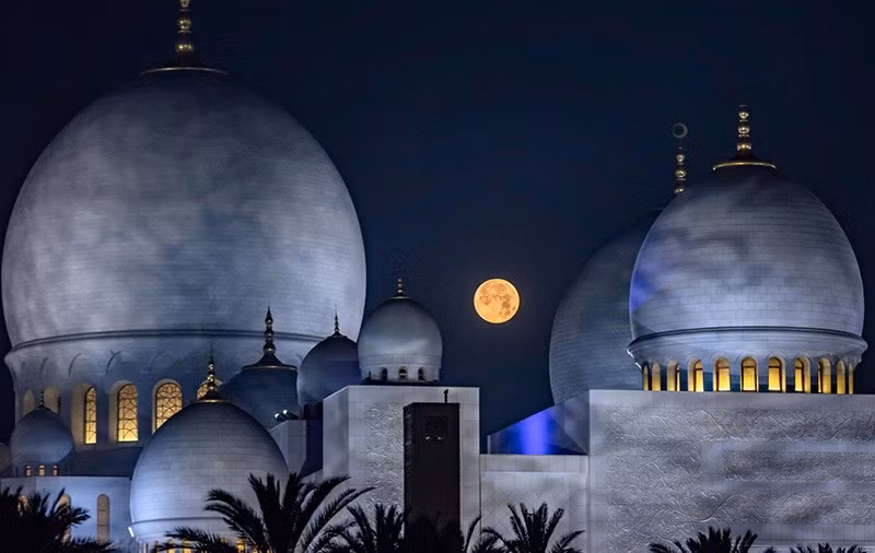 Mặt trăng lặn trên Nhà thờ Hồi giáo Sheikh Zayed Grand ở Abu Dhabi, Các Tiểu vương quốc Ả Rập Thống nhất. Ảnh: Fadel Senna/AFP/Getty Images chum-anh-trang-mau-thang-3-thap-sang-bau-troi-07.jpg