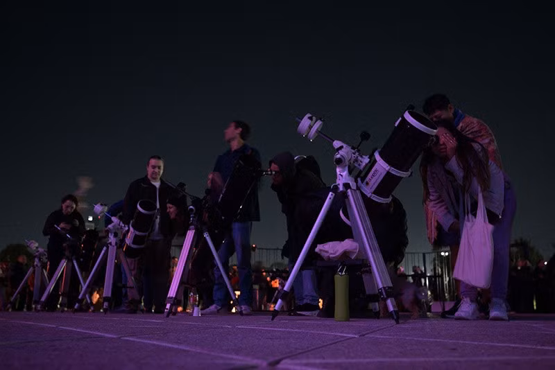 Những người theo dõi nguyệt thực tại Cung thiên văn Galileo Galilei ở Buenos Aires, Argentina. Ảnh: Juan Mabromata/AFP chum-anh-trang-mau-thang-3-thap-sang-bau-troi-06.jpg