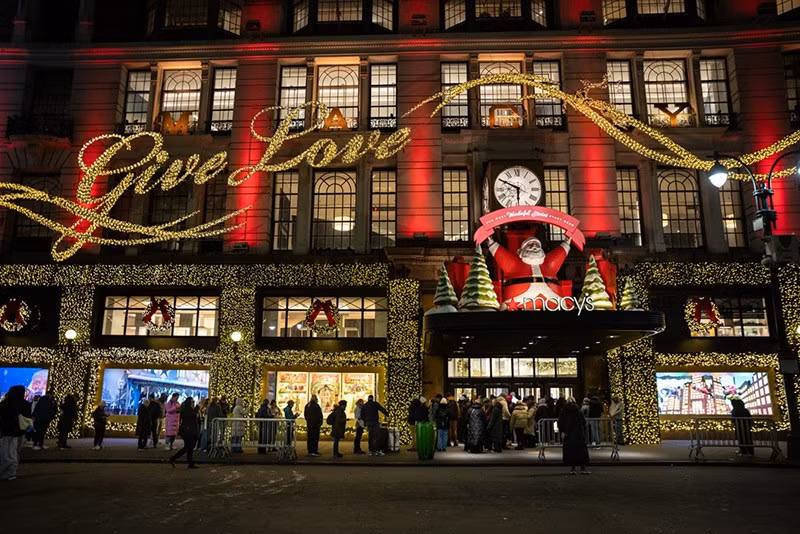 Người mua sắm xếp hàng chờ vào cửa hàng Macy’s tại New York trong ngày Black Friday, 28/11. Ảnh: AP. chum-anh-ngay-mua-sam-lon-nhat-nam-black-friday-1105-02.jpg