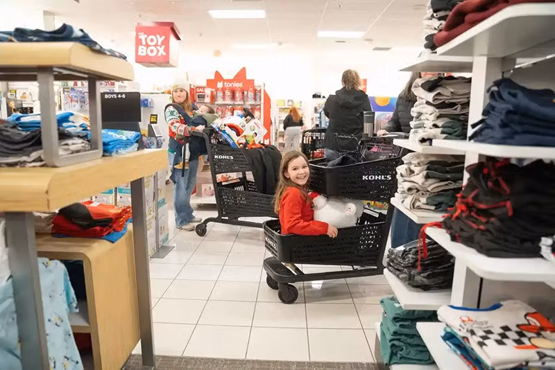 Bé Eva Klein ngồi trong xe đẩy của bà khi gia đình đi mua sắm Black Friday tại Kohl’s, Woodstock, Georgia, 28/11. Ảnh: AP. chum-anh-ngay-mua-sam-lon-nhat-nam-black-friday-1105-09.jpg