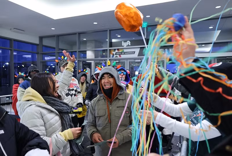 Adam Her giành giải thưởng 5.000 USD khi bước vào Mall of America để săn khuyến mãi Black Friday, Bloomington, Minnesota, 28/11. Ảnh: AP. chum-anh-ngay-mua-sam-lon-nhat-nam-black-friday-1105-03.jpg