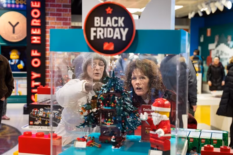 Người mua sắm ngắm bộ LEGO Giáng sinh tại cửa hàng LEGO flagship ở New York trong ngày Black Friday, 28/11. Ảnh: AP. chum-anh-ngay-mua-sam-lon-nhat-nam-black-friday-1105-05.jpg