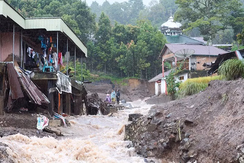 Người dân kiểm tra thiệt hại sau trận lũ tại Malalak, Tây Sumatra. Ảnh: AP. chum-anh-indonesia-tim-kiem-nan-nhan-sau-lu-lut-1105-09.jpg