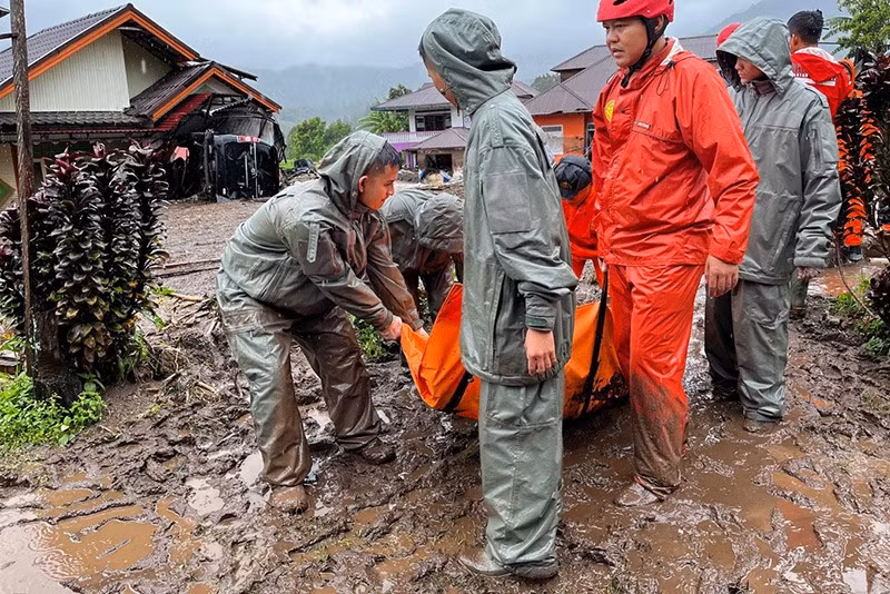 Chính quyền cảnh báo số nạn nhân có thể tiếp tục tăng khi công tác cứu hộ gặp nhiều khó khăn do địa hình hiểm trở và thời tiết xấu. Ảnh: AP. chum-anh-indonesia-tim-kiem-nan-nhan-sau-lu-lut-1105-04.jpg