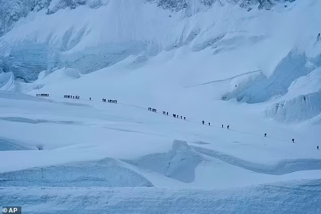 hinh-anh-tac-duong-tren-dinh-everest-4.jpg