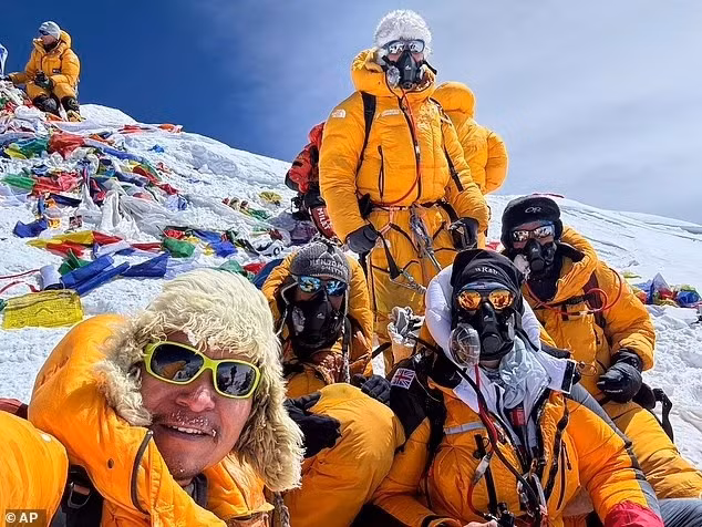 hinh-anh-tac-duong-tren-dinh-everest-3.jpg