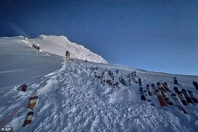 hinh-anh-tac-duong-tren-dinh-everest-7.jpg