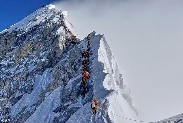 hinh-anh-tac-duong-tren-dinh-everest-1.jpg