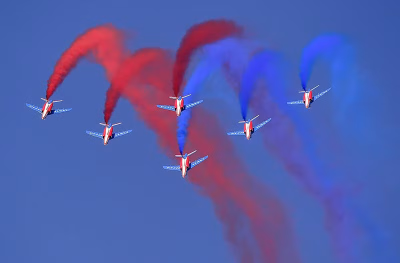 2019 — Đội Patrouille de France trình diễn bay sôi động trong ngày khai mạc Dubai Airshow. chum-anh-dubai-airshow-1989-2025-023.jpg