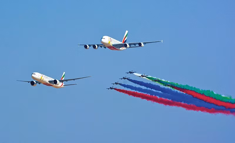 2017 — Emirates Boeing 777 và Airbus A380 bay cùng đội Al Fursan trong màn khai mạc ngoạn mục. chum-anh-dubai-airshow-1989-2025-022.jpg