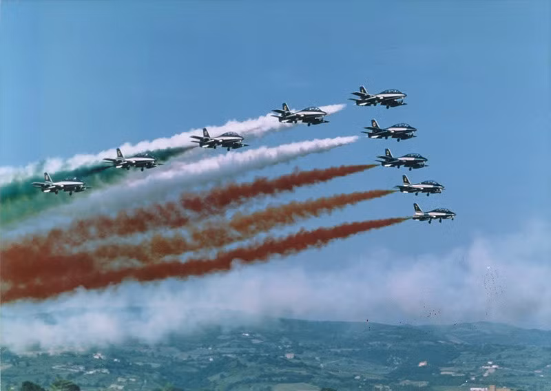 28/10/1993 — Đội bay biểu diễn Frecce Tricolori của Không quân Ý trình diễn tại Dubai Airshow. chum-anh-dubai-airshow-1989-2025-05.jpg
