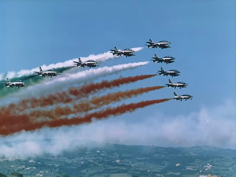 Triển lãm Dubai Airshow lần đầu tiên được tổ chức tại Trung tâm Thương mại Thế giới Dubai với 200 đơn vị tham gia, đánh dấu bước tiến của UAE trên sân khấu hàng không toàn cầu. chum-anh-dubai-airshow-1989-2025-00.jpg