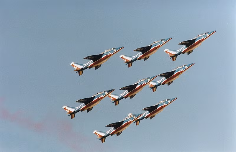 15/11/2000 — Đội bay Patrouille de France biểu diễn tại Dubai Airshow. chum-anh-dubai-airshow-1989-2025-08.jpg
