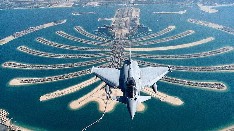 2009 — Tiêm kích Eurofighter Typhoon lần đầu xuất hiện tại Dubai Airshow, bay trên Palm Jumeirah. chum-anh-dubai-airshow-1989-2025-016.jpg