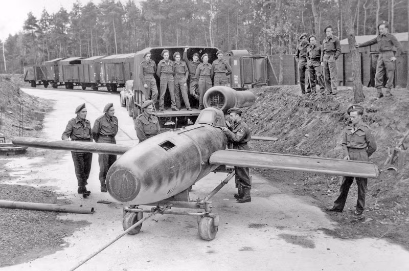 Fieseler Fi 103R “Reichenburg”. Phiên bản V-1 gắn buồng lái sau đầu đạn 900kg. Phi công phải lái vào mục tiêu rồi nhảy dù, nhưng tỷ lệ sống sót dự đoán dưới 1%. Dự án bị Hitler hủy bỏ nhung-may-bay-cai-bien-dien-ro-thoi-the-chien-ii-5.jpg