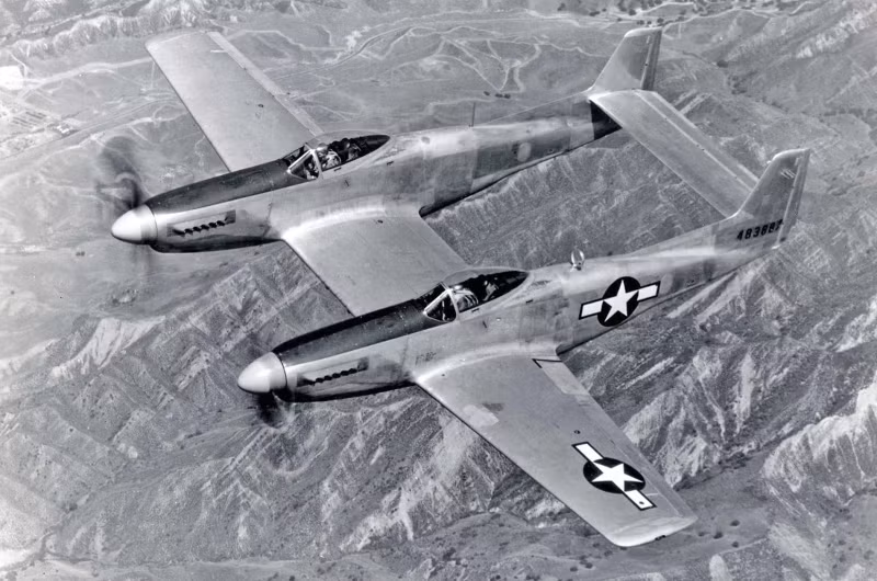 P-82 Twin Mustang. Ghép 2 khung P-51 thành máy bay tầm xa hộ tống B-29. Bay liên tục 8.130 km từ Hawaii tới New York trong 14 giờ 32 phút. Sau chiến tranh, dùng làm tiêm kích đêm nhung-may-bay-cai-bien-dien-ro-thoi-the-chien-ii-9.jpg