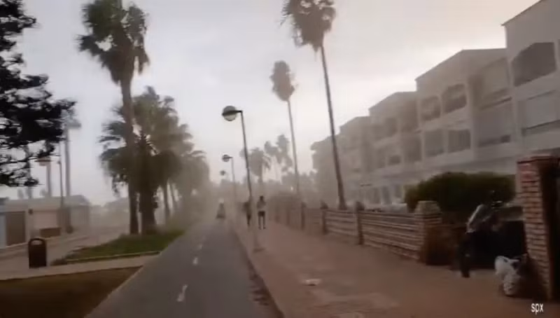 Một cơn bão dữ dội mang tên “Satan’s Storm” đã ập vào Tây Ban Nha, tạo ra các vòi rồng và buộc du khách cùng người dân phải rời khỏi bãi biển. Hiện tượng này gắn liền với một đợt tăng nhiệt bất thường tới 40°C, kèm gió mạnh. con-bao-quat-nga-bo-bien-tay-ban-nha-du-khach-thao-chay.jpg