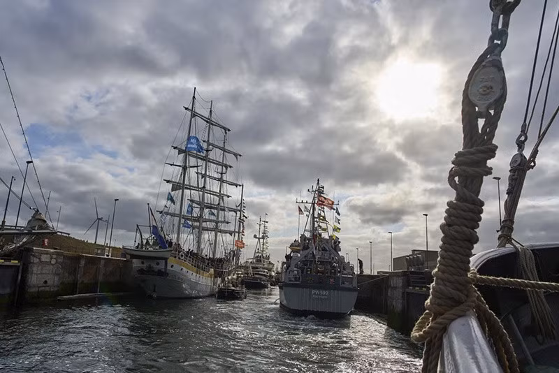Hàng trăm thuyền buồm cao tiến vào cảng thủ đô Hà Lan trong lễ hội SAIL lần thứ 10, tại Amsterdam, Hà Lan, ngày 20/8/2025. Ảnh: AP chum-anh-nhung-con-tau-cap-ben-amsterdam-tham-du-le-hoi-0805-04.jpg
