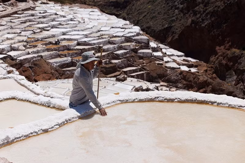 Hoạt động khai thác muối diễn ra tại khu mỏ Salineras de Maras, nơi các gia đình sở hữu và khai thác các ao muối đã tồn tại hơn 500 năm, từ trước thời kỳ Inca. chum-anh-lang-muoi-truyen-thong-peru-tren-nui-andes-1105-01.jpg