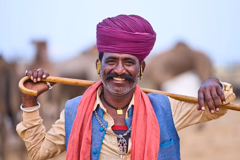 Người chăn lạc đà tạo dáng chụp ảnh tại hội chợ thường niên ở Pushkar, bang Rajasthan, Ấn Độ. Ảnh: AP. chum-anh-hoi-cho-lac-da-o-pushkar-an-do-1105-016.jpg