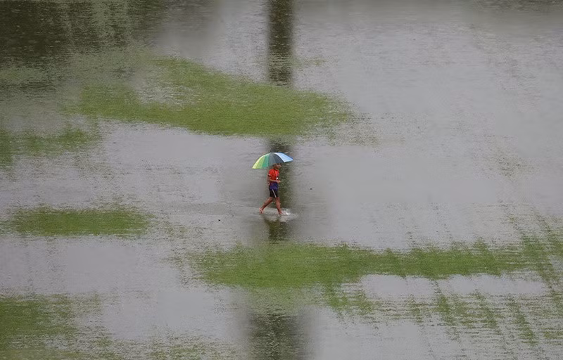 Một người đàn ông lội qua dòng nước lũ khi mưa lớn trút xuống Kuala Lumpur, Malaysia, ngày 24/11. Ảnh Reuters chum-anh-lu-lut-o-dong-nam-a-021205-025.jpg