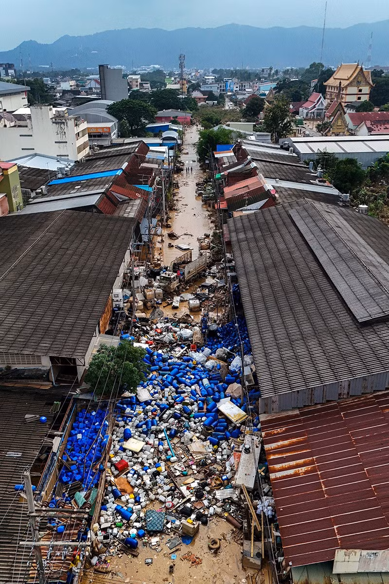 Góc nhìn từ trên cao cho thiệt hại trong khu vực ngập lụt ở huyện Hat Yai, tỉnh Songkhla, Thái Lan, ngày 28/11. Ảnh Reuters chum-anh-lu-lut-o-dong-nam-a-021205-016.jpg