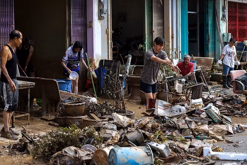 Người dân dọn bùn và mảnh vụn khỏi nhà trong khu vực ngập lụt ở huyện Hat Yai, tỉnh Songkhla, Thái Lan, ngày 28/11. Ảnh Reuters chum-anh-lu-lut-o-dong-nam-a-021205-017.jpg