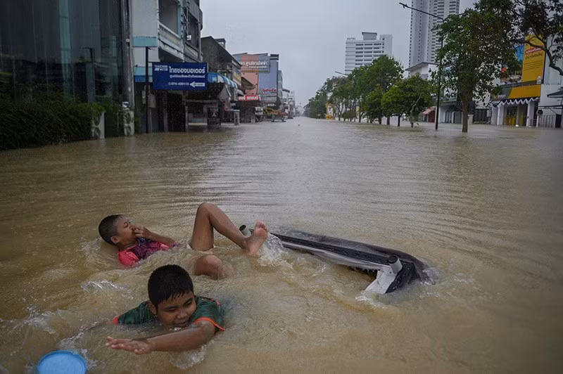 Trẻ em chơi trên con phố ngập nước ở huyện Hat Yai, tỉnh Songkhla, Thái Lan, ngày 25/11. Ảnh Reuters chum-anh-lu-lut-o-dong-nam-a-021205-018.jpg