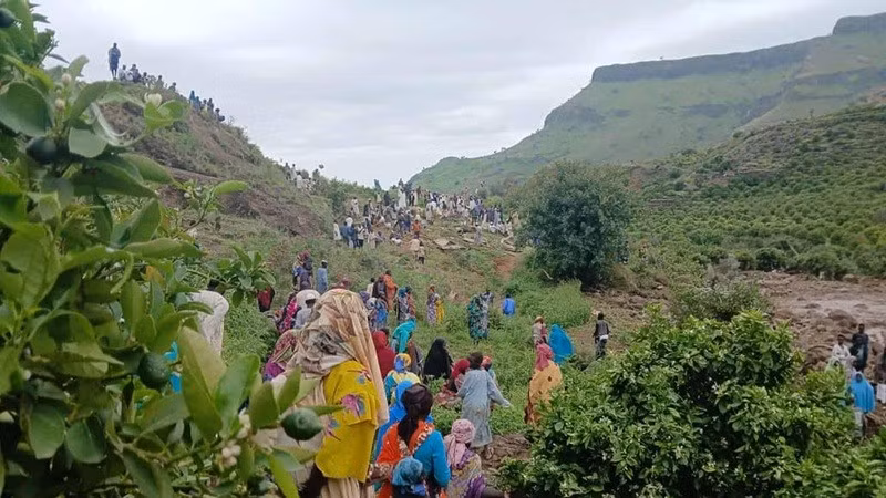 Hình ảnh do cơ quan tin tức Marrah Mountains chia sẻ cho thấy một khu vực bị san phẳng giữa các dãy núi với một nhóm người đang tìm kiếm hiện trường. sat-lo-san-phang-mot-lang-o-darfur-4.jpg