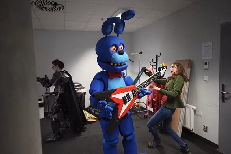 Một người cosplay chuẩn bị cho buổi thử giọng tại cuộc thi trang phục trong sự kiện Comic Con ở Prague. chum-anh-comic-con-prague-2025-017.jpg