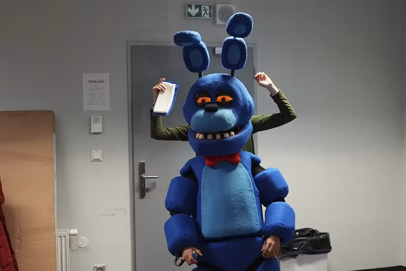 Một người cosplay chuẩn bị cho buổi thử giọng tại cuộc thi trang phục trong sự kiện Comic Con ở Prague. chum-anh-comic-con-prague-2025-020.jpg