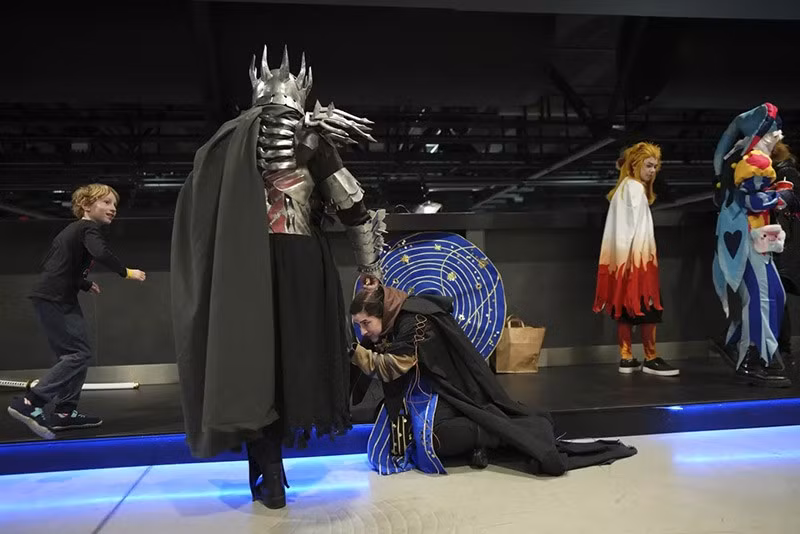 Một cosplayer đang chỉnh sửa trang phục của mình trong sự kiện Comic Con. chum-anh-comic-con-prague-2025-013.jpg