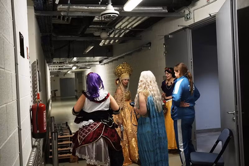 Những người cosplay trò chuyện ở hành lang khi họ tham dự sự kiện Comic Con ở Prague. chum-anh-comic-con-prague-2025-022.jpg