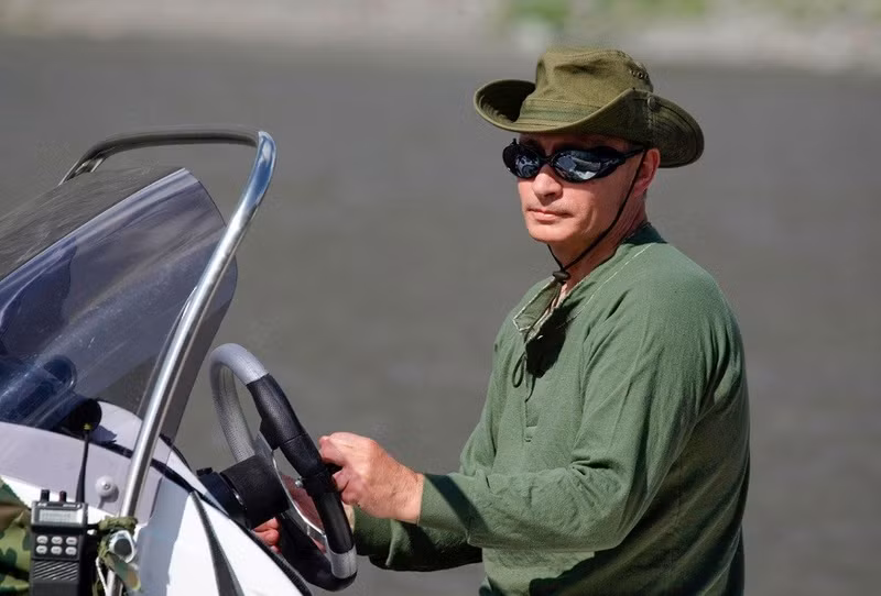 Ông Putin dường như rất yêu Tuva. Ông đã đến đây nhiều lần, và năm 2008 từng được ghi lại hình ảnh khi đi bộ đường dài và bơi trên sông. the-thao-cua-putin-11.jpg