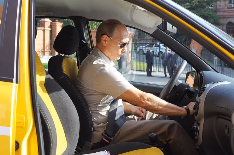 Năm 2010, ông Putin cầm lái chiếc Lada Kalina mới tinh trong hành trình xuyên Viễn Đông Nga dài 4 ngày, 2.000 km từ Khabarovsk tới Chita. the-thao-cua-putin-6.jpg