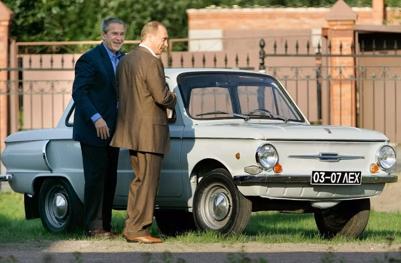 Lái xe: Năm 2006, ông Putin chở ông George Bush Jr. trên chiếc GAZ-21 đời 1956—một biểu tượng Liên Xô. Chiếc xe đầu tiên của ông Putin là Zaporozhets, khi làm tổng thống, ông chuyển sang những mẫu xe “đậm chất yêu nước” hơn. the-thao-cua-putin-5.jpg