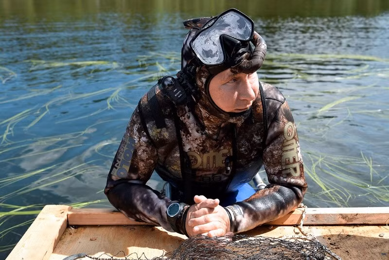 Sau đó trong năm 2011, ông cùng ông Dmitry Medvedev tới vùng Astrakhan ở miền Nam nước Nga, cùng lặn và chụp ảnh thế giới dưới nước của sông Volga. the-thao-cua-putin-9.jpg