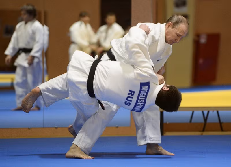 Sau này, huấn luyện viên judo Anatoliy Rakhlin kể rằng ông từng đến nhà để thuyết phục cha mẹ ông Putin rằng con trai họ có tố chất với bộ môn này và trấn an rằng judo không nguy hiểm. the-thao-cua-putin-2.jpg