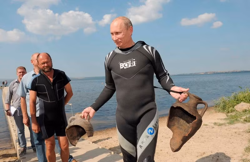 Trong kỳ nghỉ, ông Vladimir Putin đôi khi đi lặn. Năm 2011, ông lặn xuống đáy Vịnh Taman để xem “Atlantis của Nga”—phần chìm của thành phố Hy Lạp cổ Phanagoria trên bán đảo Taman. the-thao-cua-putin-8.jpg