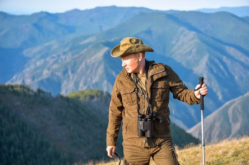 Cũng ở Tuva, ông Vladimir Putin thích leo núi, đi bộ. Đây là quê hương của Bộ trưởng Quốc phòng Sergey Shoygu. Tháng 8/2018, ông Putin cùng ông Shoygu và Giám đốc FSB Alexander Bortnikov trải qua vài ngày thư giãn tại đây. the-thao-cua-putin-10.jpg