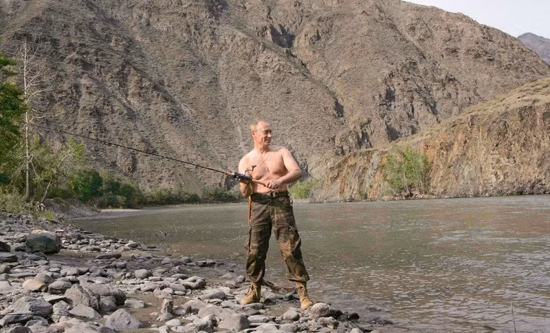 Hoàng đế Alexander III từng nói: “Khi hoàng đế Nga đang câu cá, châu Âu có thể đợi.” Ông Vladimir Putin cũng tranh thủ câu cá trong quãng thời gian rảnh hiếm hoi của mình. the-thao-cua-putin-12.jpg